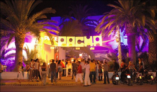 Clubs, die Sie besuchen können, wenn Sie einen Katamaran in Ibiza mieten